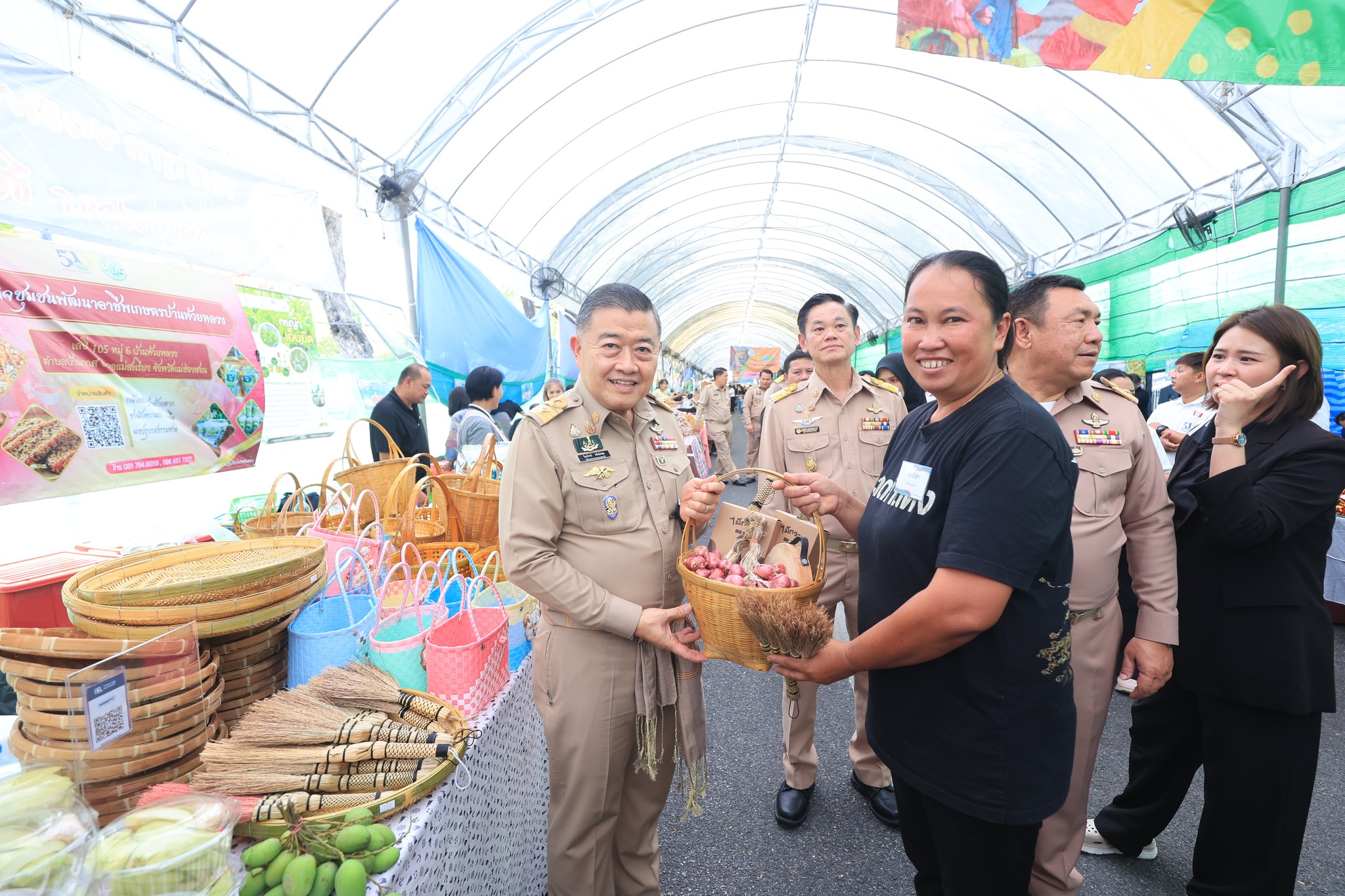 title - ปลัดกระทรวงเกษตรฯ และผู้บริหาร ส.ป.ก. เยี่ยมชมร้านค้า ในงานวันคล้ายวันสถาปนา ส.ป.ก. ครบรอบ 51 ปี